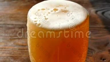啤酒倒入玻璃杯.. 淡，色为黄色的低醇<strong>饮料</strong>.. 碳酸<strong>饮料</strong>的美丽<strong>气泡</strong>