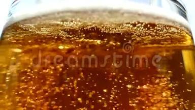 啤酒倒入玻璃杯.. 淡，色为黄色的低醇<strong>饮</strong>料.. 碳酸<strong>饮</strong>料的美丽<strong>气泡</strong>