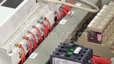 检查微控制器控制元件在工厂接触电压指示器。
