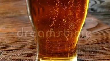 啤酒倒入玻璃杯.. 淡，色为黄色的低醇<strong>饮</strong>料.. 碳酸<strong>饮</strong>料的美丽<strong>气泡</strong>