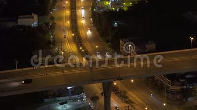 泰国曼谷市的汽车夜间在公路和公路上行驶，交通理念