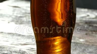 啤酒倒入玻璃杯.. 淡，色为黄色的低醇<strong>饮料</strong>.. 碳酸<strong>饮料</strong>的美丽<strong>气泡</strong>