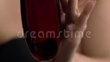 红色的起泡葡萄酒装满了<strong>一杯</strong>。 慢动作。 女人喝<strong>一杯红酒</strong>