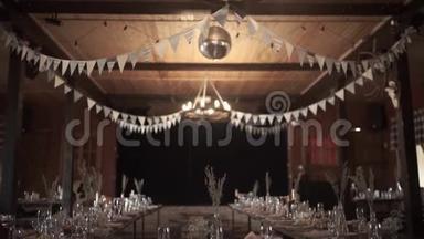 桌子设置，餐厅服务，餐厅内部，白色桌子上的空杯子，一排空香槟杯子