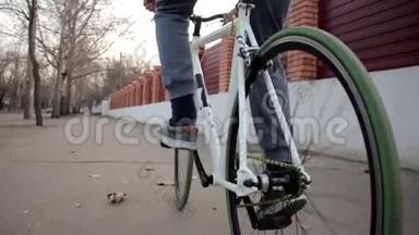 男子骑自行车沿着城市街道，户外运动，健康的生活方式