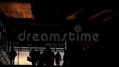 冬天日落时分，人群从地铁里出来，剪影