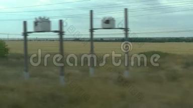 从移动列车的窗口拍摄。 俄罗斯<strong>秋季</strong>景观：<strong>田野</strong>、森林、种植、天空