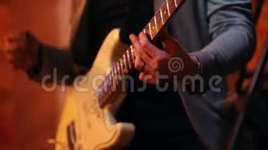 音乐家在爵士酒吧的音乐会上弹吉他