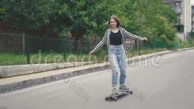 在街上玩滑板的女孩.