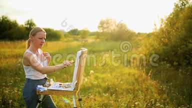 年轻的艺术家画一幅秋天的风景画