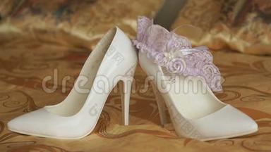 结婚鞋和结婚粉色吊带。 关门
