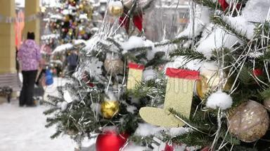 圣诞树上覆盖着雪，上面装饰着玩具。 在街上，有一场暴风雪。 在后台，出去