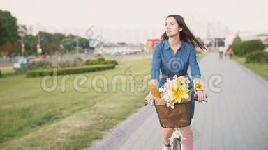 从侧面<strong>看</strong>一个女孩骑着花在篮子里的自行车，探索<strong>城市</strong>，慢的莫，稳定的<strong>镜头</strong>