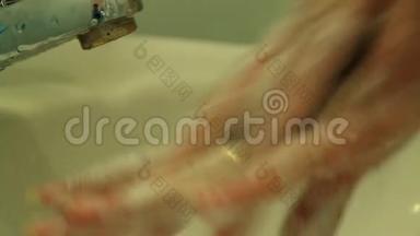 女孩在水龙头下用肥皂洗手