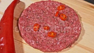 厨师为汉堡做肉奖章。 倒入香料胡椒和盐。 肉夹肉牛肉在食品木板上
