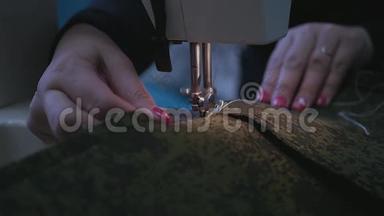 缝在缝纫机缝上一件漂亮的绿色连衣裙。 慢动作，<strong>1920</strong>x1080..