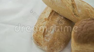 在4K的白色背景下将小麦面包封闭起来