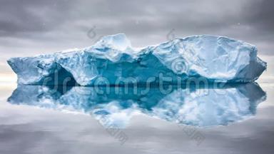 南极自然。 巨大的冰山漂浮在开阔的海洋中