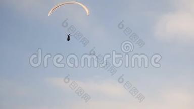 滑翔伞的飞行员在空中盘旋。 飞行员滑翔伞对抗蓝天