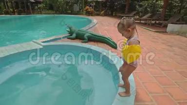 酒店<strong>玩具鳄鱼</strong>将小女孩推入泳池