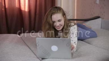 年轻开朗，可爱的女孩使用笔记本<strong>电脑室</strong>内。