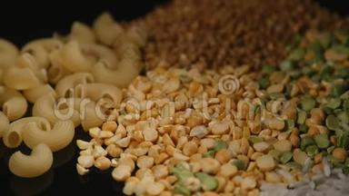谷物、豌豆、扁豆、大米、荞麦、<strong>面食</strong>混合在黑色背景上旋转
