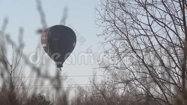 热气球在蓝天冬景中飞翔