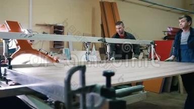 木匠在家具厂用电锯切割木材