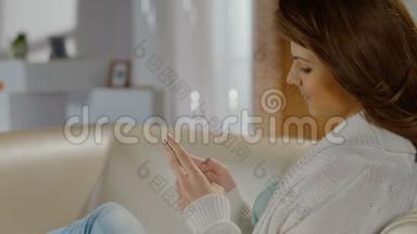 女孩在智能手机上浏览社交网络，在网上聊天