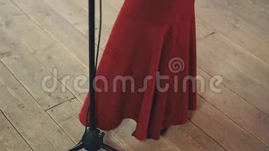 爵士歌手的红裙在麦克风前<strong>上台</strong>表演。 跳舞。 音乐