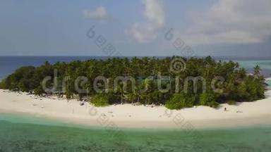 相机围绕着一个圆形的热带环礁岛<strong>度假酒店</strong>飞来飞去，那里有白沙棕榈树和绿松石