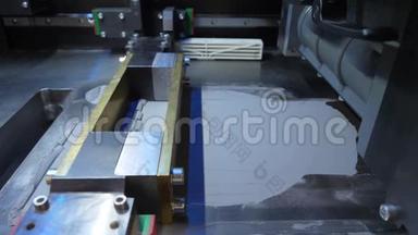 工作3d打印机。 在此过程中，3D打印机机构对设备进行了有效的设计。 工作3D打印机