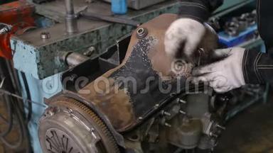 <strong>汽车修理工</strong>对发动机进行大修，并购买新的备件。