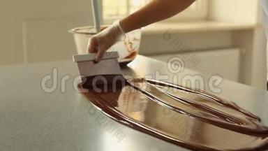融化的黑巧克力混合在一张桌子上的视频录像高清1080p。