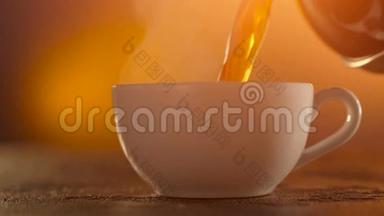 咖啡或茶。 带蒸汽的白色热饮杯