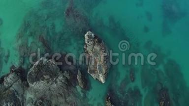 空中观景无人机在泰国普吉岛拍摄海景，<strong>海浪</strong>撞击<strong>岩石</strong>