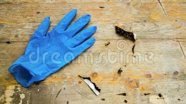 白色医用防护面罩，带蓝色医用手套，在使用后点燃，作为对v进行彻底消毒的标志