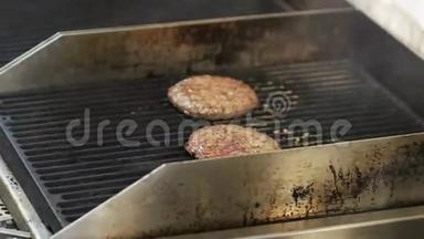 当人们把肉放在烧烤上时，白羊座正在沸腾