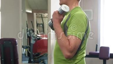 一个人坐在健身室里用哑铃做长凳按压