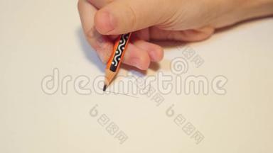 儿童在一张纸上书写字母表的第一个字母的录像