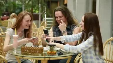 <strong>科技</strong>、生活方式和人的概念-带着智能<strong>手机</strong>的快乐朋友在餐厅拍照