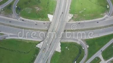 高架高速公路。 剪辑。 城市公路的曲线和线条的俯视图。 悬索桥的曲线.. 背景
