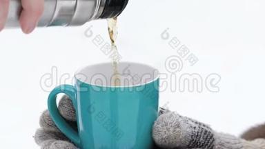 将热茶从热水瓶倒入杯中的过程。 慢慢地