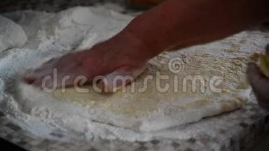 女人润滑黄油生面团做面包