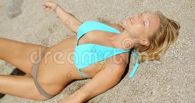 金发女人，手挽发，沙滩晒太阳