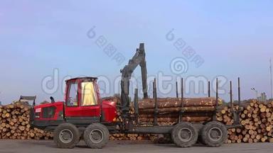 在卡车上用机械手装载原木，在锯木厂、锯木厂工作，工作过程，运输原木