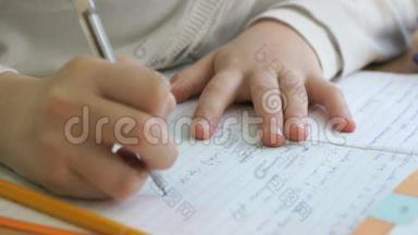 孩子用钢笔在工作簿上写<strong>课文</strong>