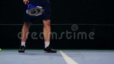 网球运动员拿着球准备发球。 特写双脚网球选手准备发球.. 敲开了