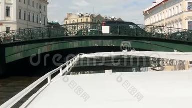 俄罗斯圣彼得堡在河上的桥梁下