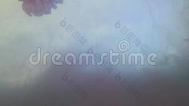 深粉色烟缕滴在白色背景下。 白色背景上溅出粉红色的烟雾。 紫色紫色